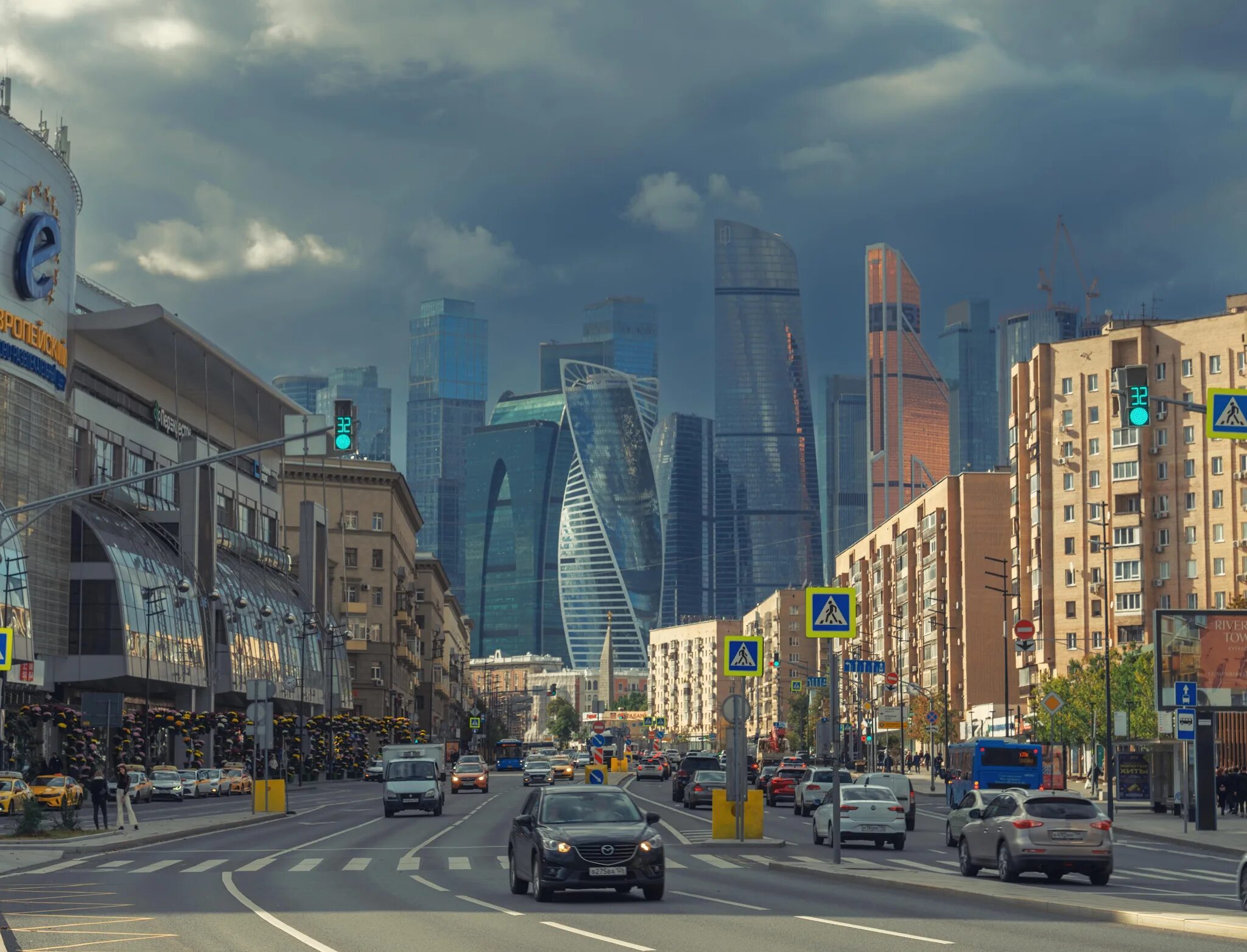 Москва сити снизу. Башни москва сити снизу вверх. Москва сити двор. Moscow city вид снизу. Москва сити 2002.
