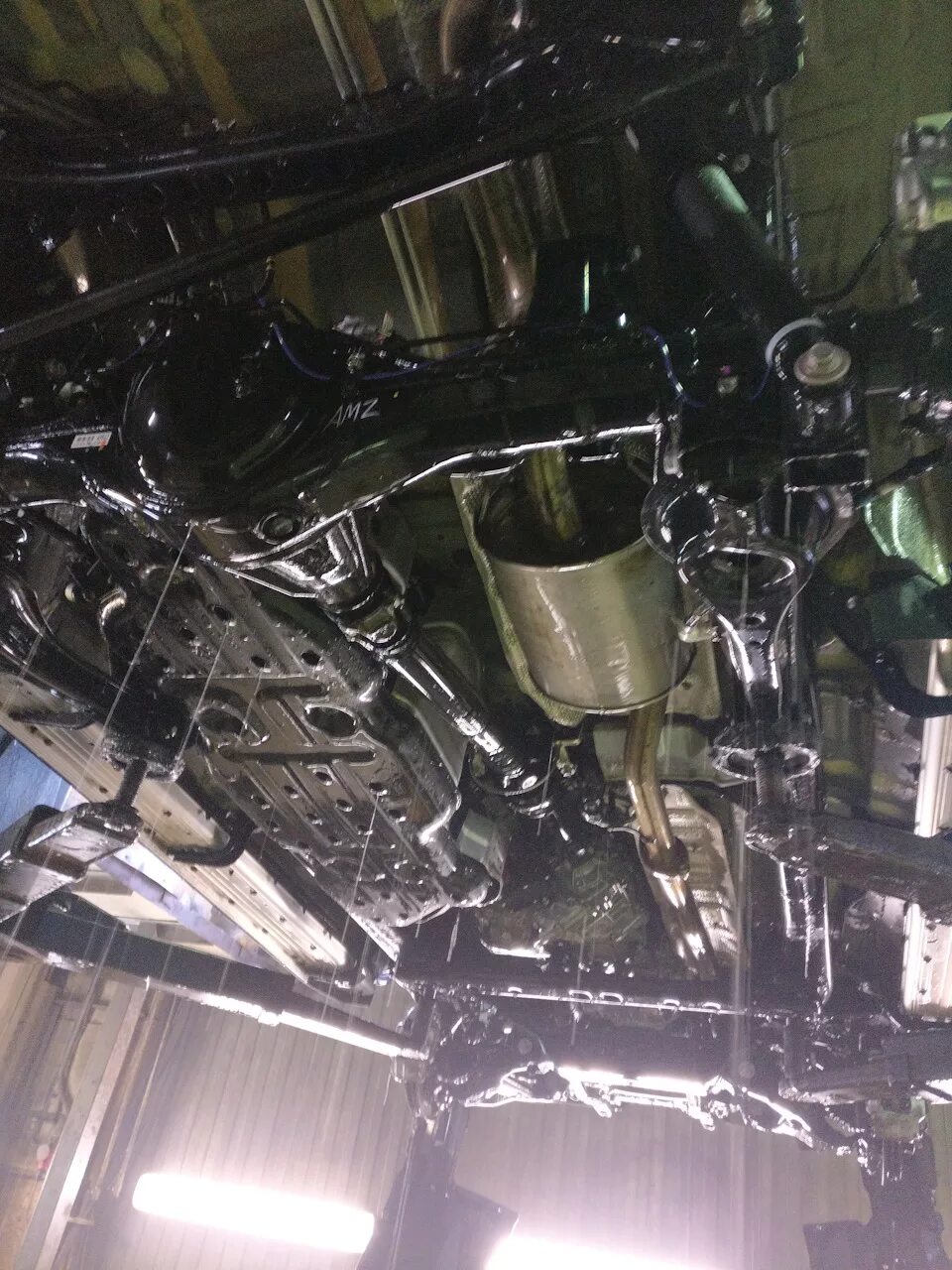 Днище пороги антикор ваз 2110. Обработка днища отработкой. Тойота фортунер 2 антикор. Тойота фортунер 2 обработка рамы масляным антикором. Обработка днища маслом.