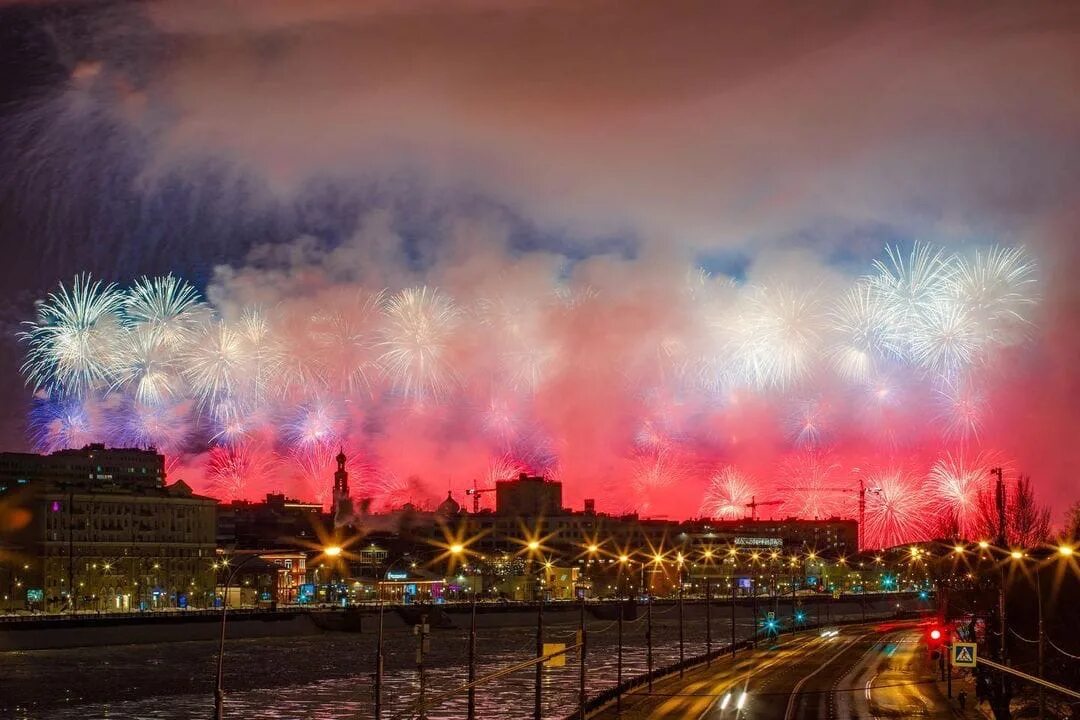 Где будет салют 23 февраля 2024 москва. Салют 23 февраля. Салют на 23 февраля 2022 в Москве. Праздничный салют 23 февраля Москва. Салют в честь 23 февраля Москва.