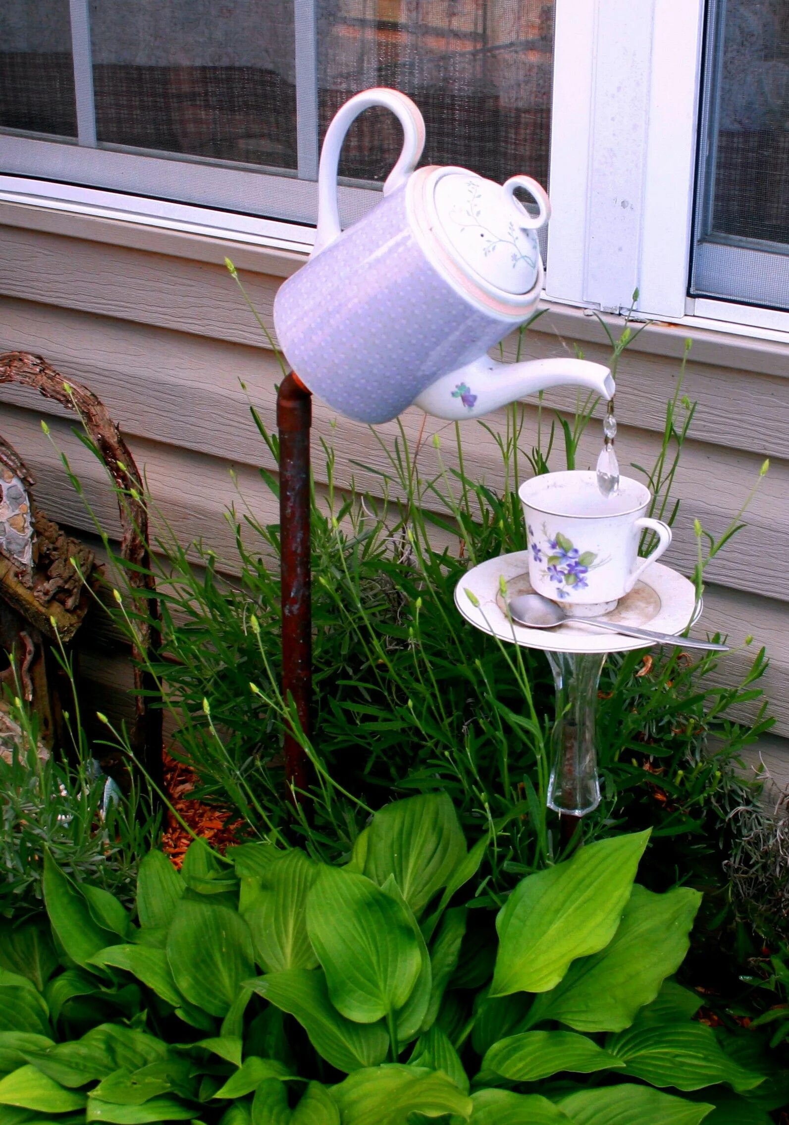 Чайник сделана из какого материала. Декор старой лейки для сада. Декор старого чайника для сада. Декор из старого чайника в саду. Чайник в декоре сада.