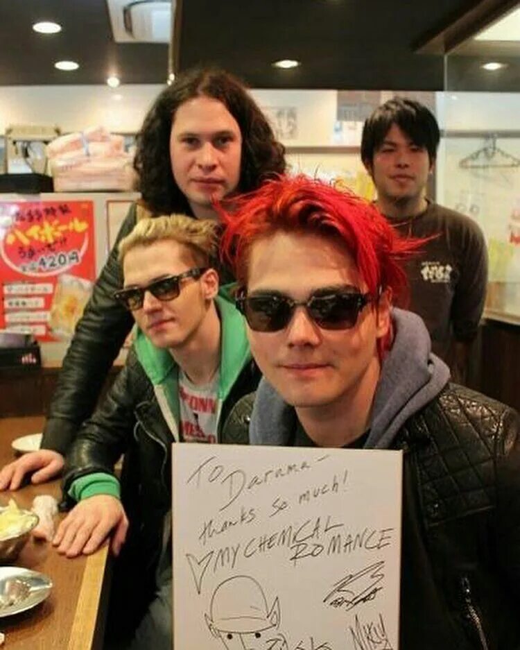 Уан уэй тикет. My chemical romance в японии. джерард уэй в очках. my chemical romance джерард уэй и грант моррисон. май кемикал романс рэй торо.