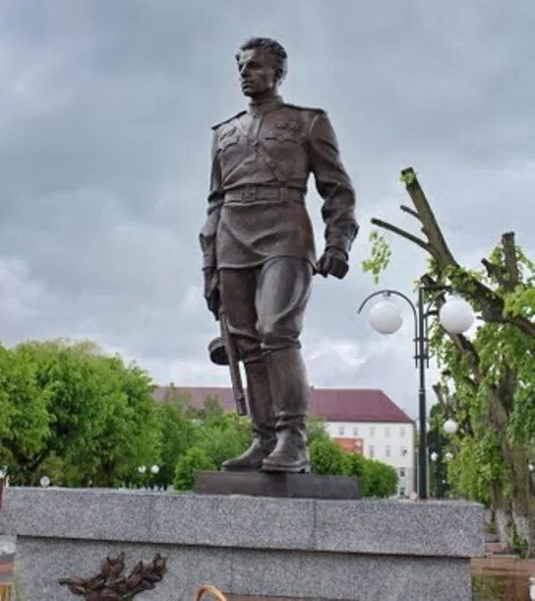 Памятник гусеву. Гусев герой советского Союза. Гусев город памятник Гусеву.