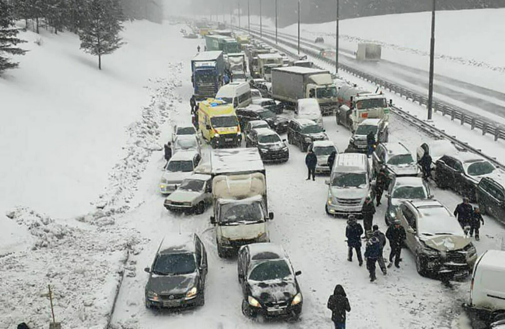 Какая сегодня трасса. Массовая авария на Симферопольском шоссе. Дорожная обстановка. Крупные автомобильные катастрофы. Массовая авария зимой на трассе.