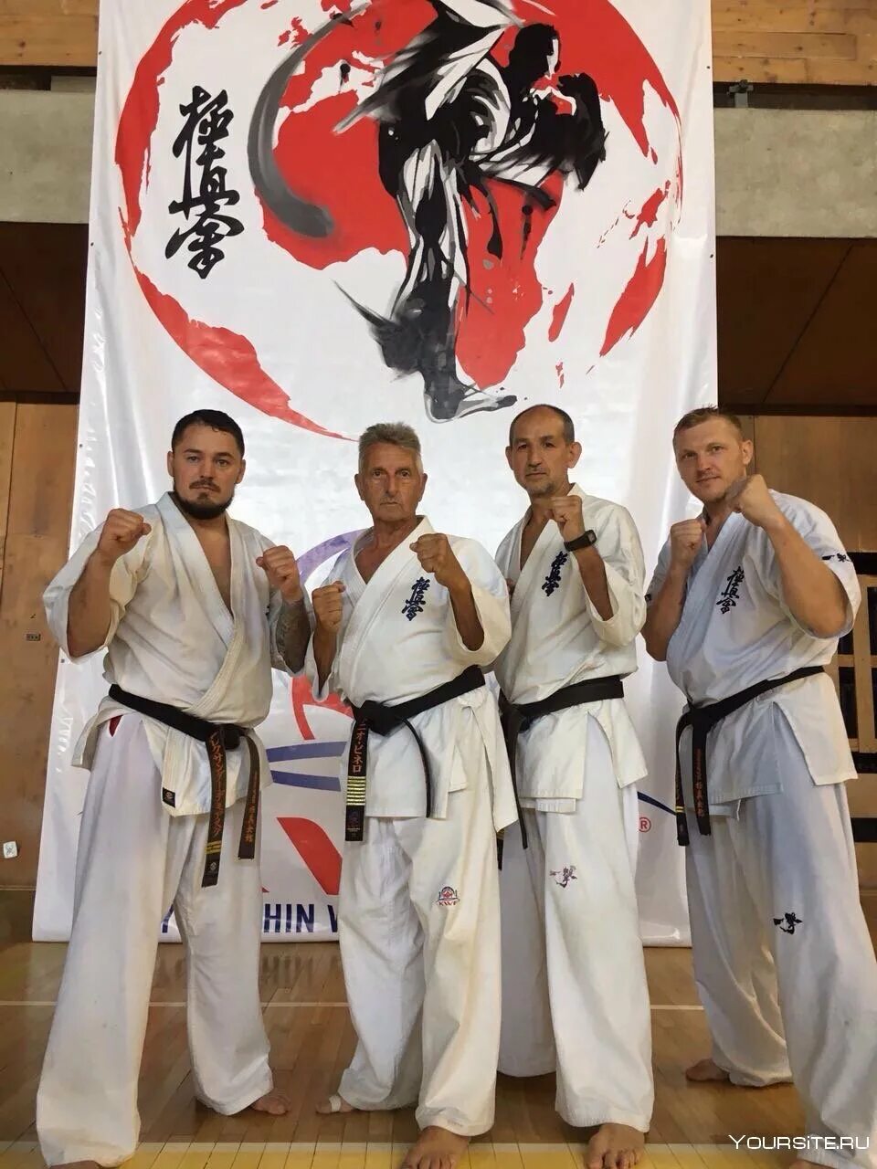 Карате кекушинкай. Ояма йоко гери. Каратэ kyokushinkai. Карате кекушинкай. Символ киокушин каратэ.