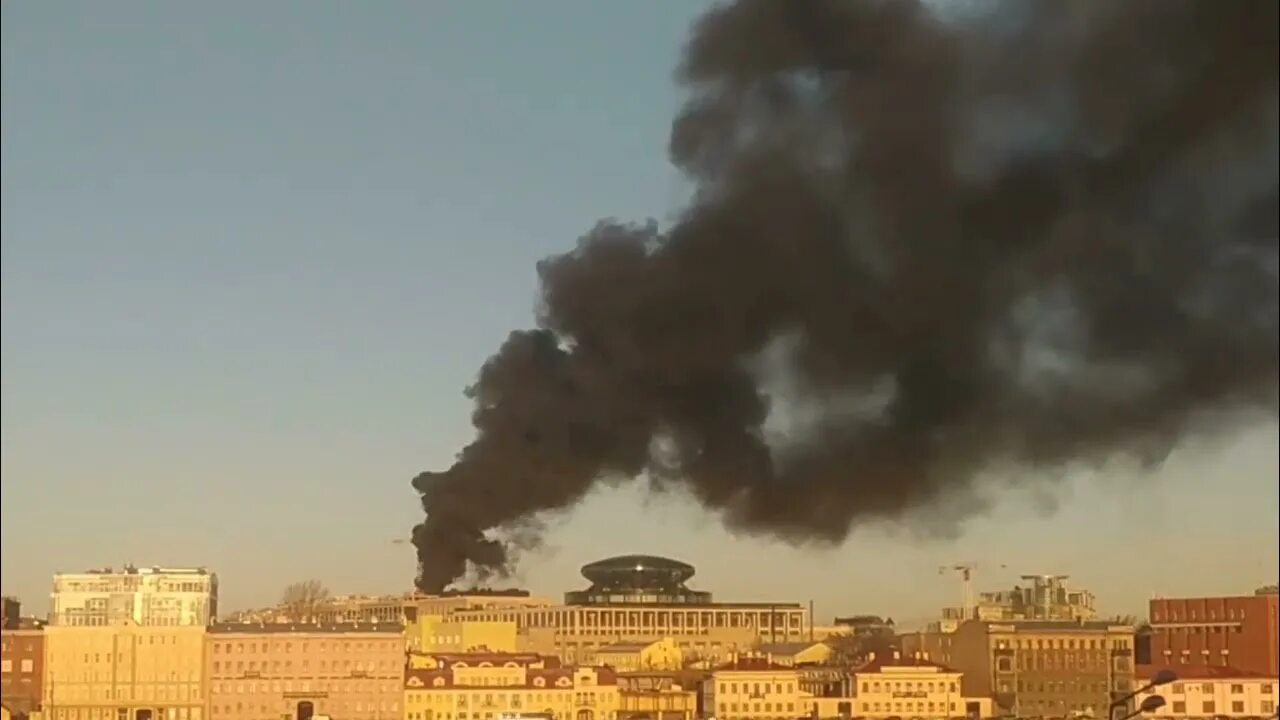 В каком районе петербурга пожар. Пожар невская ратуша спб. невская ратуша санкт-петербург 2025. пожар. горящее здание.