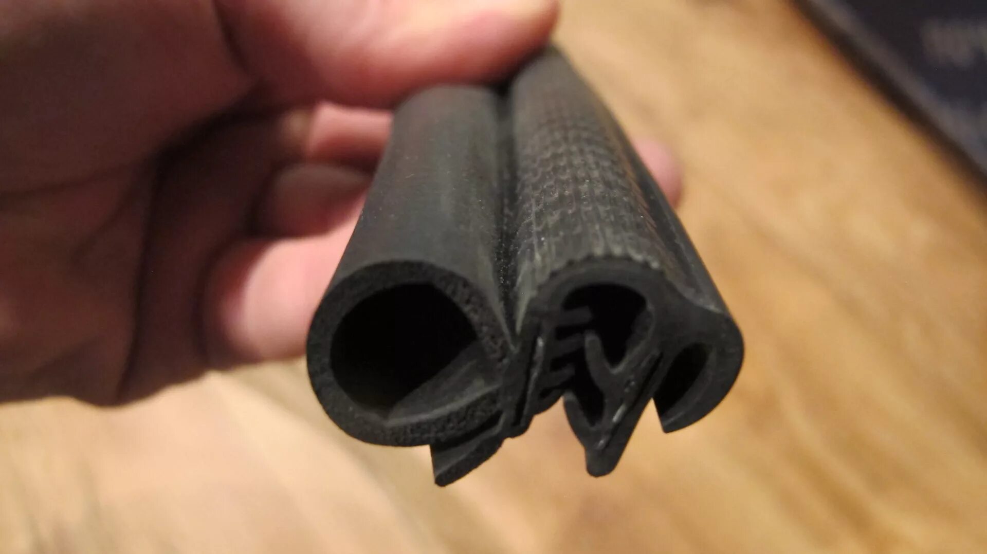 Уплотнитель для дверей межкомнатных пазовый. Уплотнитель оконный эпдм. Уплотнитель капота на рено меган 2 артикул\. 147 узк. Нужны уплотнительные резинки.