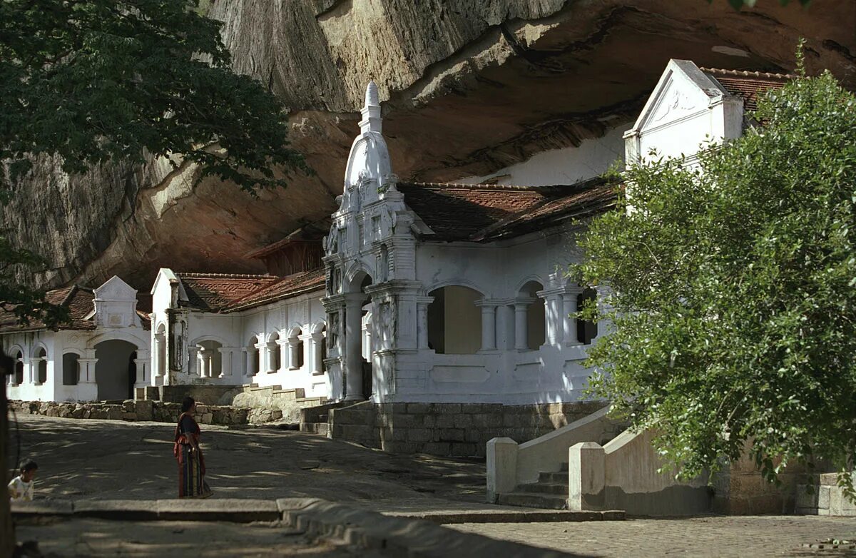 Пещерный храм Дамбулла. Храм Дамбулла Шри-Ланка. Золотой храм Дамбулла в Шри-Ланке. Пещерный храм Дамбуллы, Шри-Ланка.