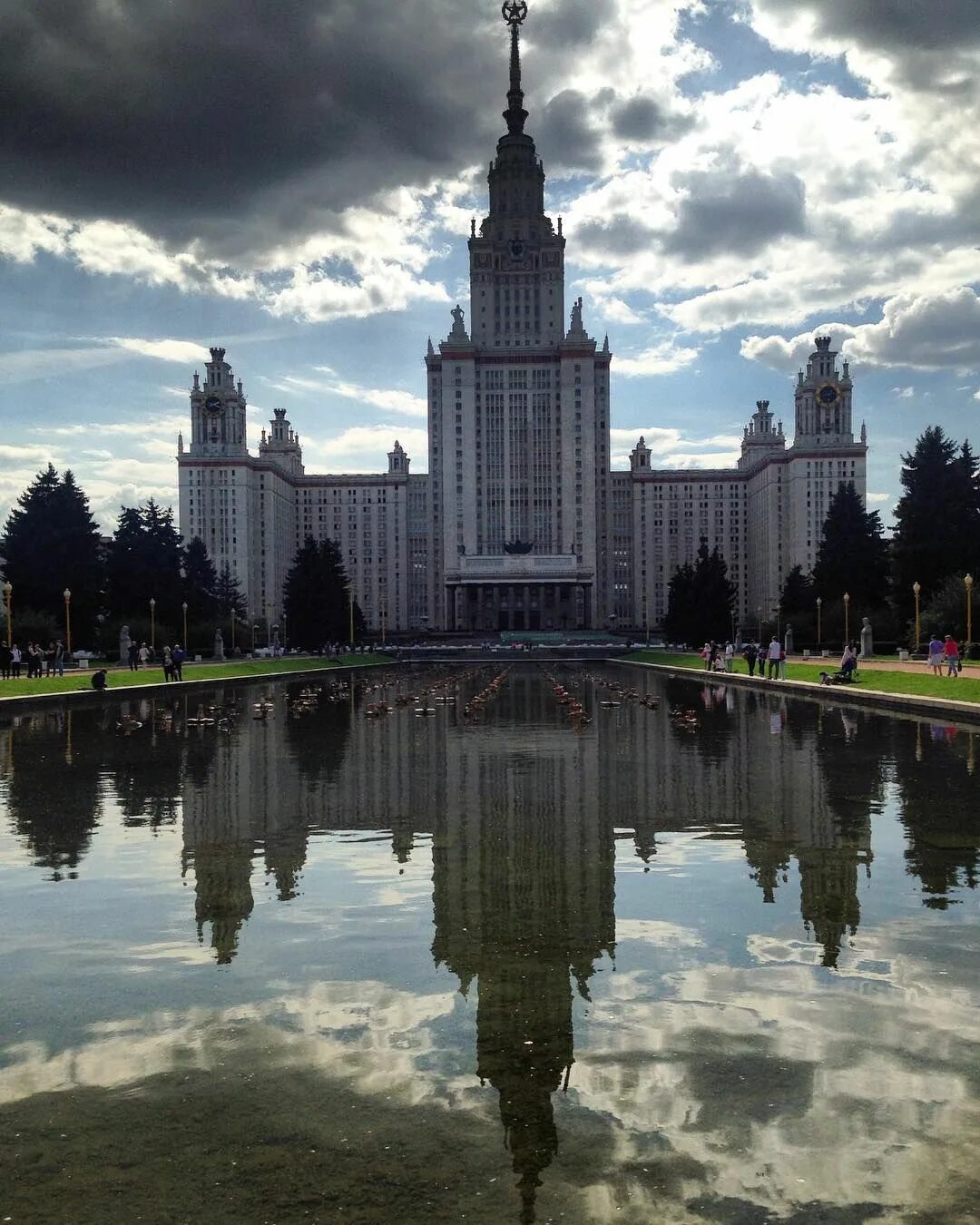 Мгу архитектура. Университет МГУ В Москве. МВГУ универ в Москве. Главное здание МГУ Москва. МГУ 13.