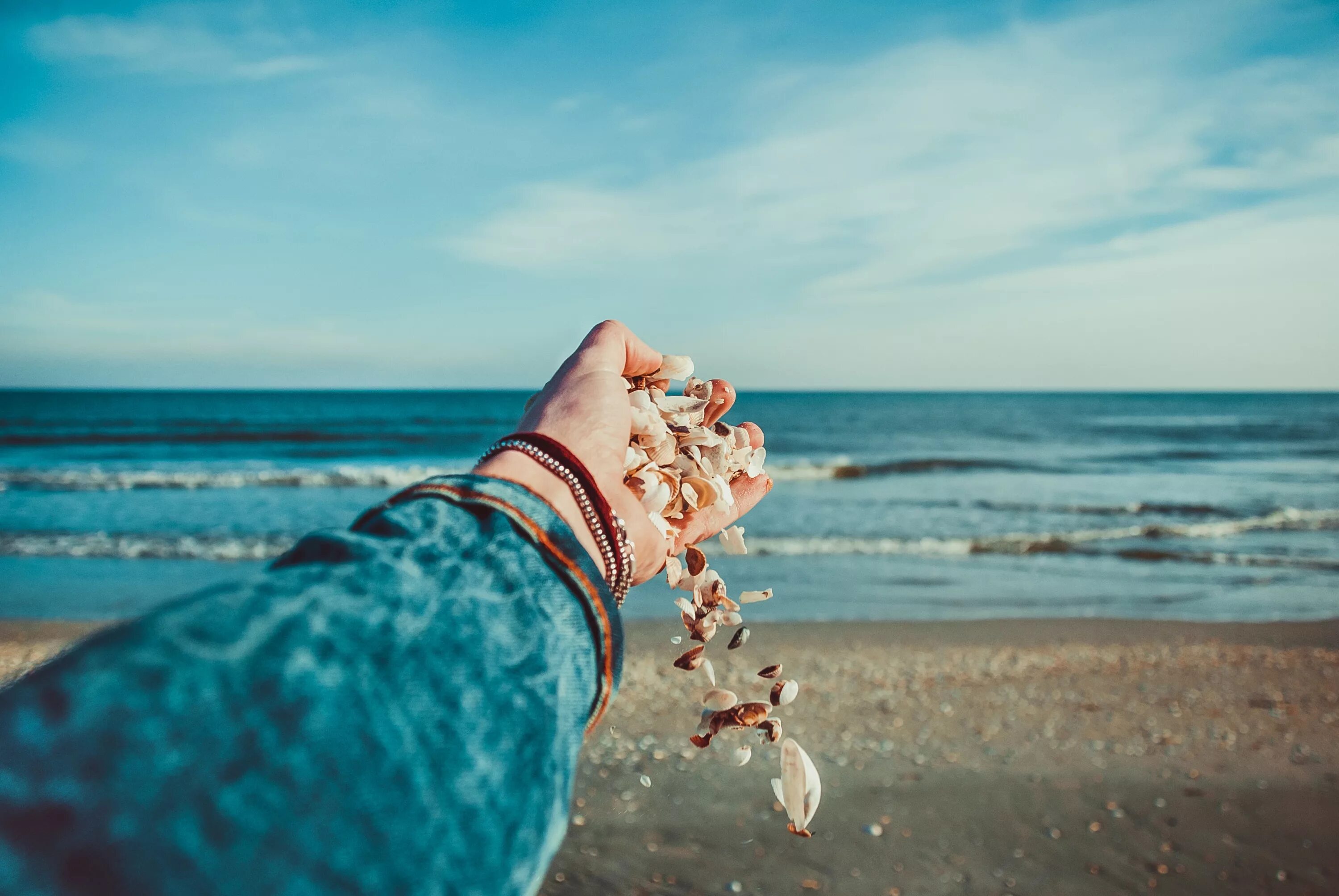 Фотосессия на море. Счастье у моря. Рука в море. Украшения на фоне моря.