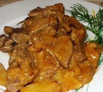 Тушенное мясо с грибами