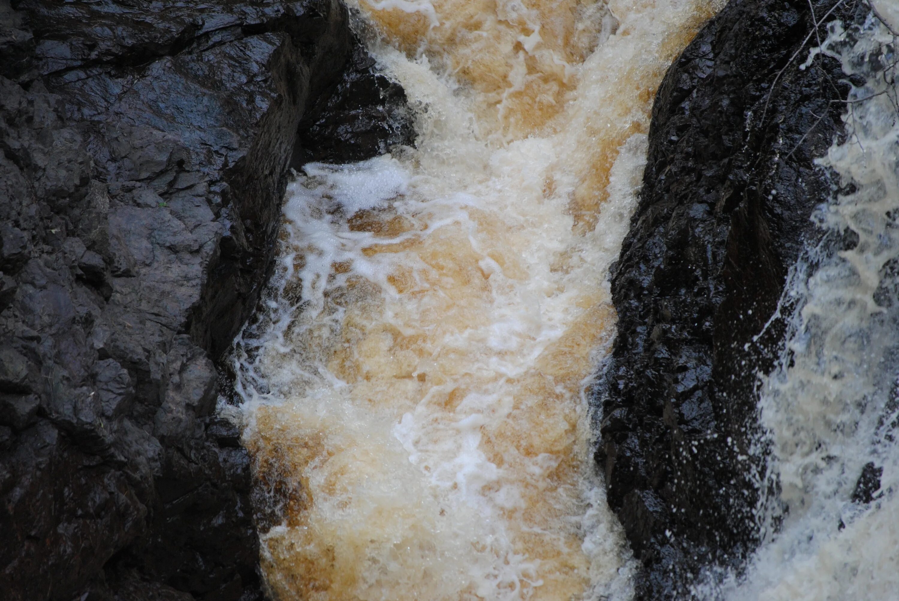 Падение камня в воду