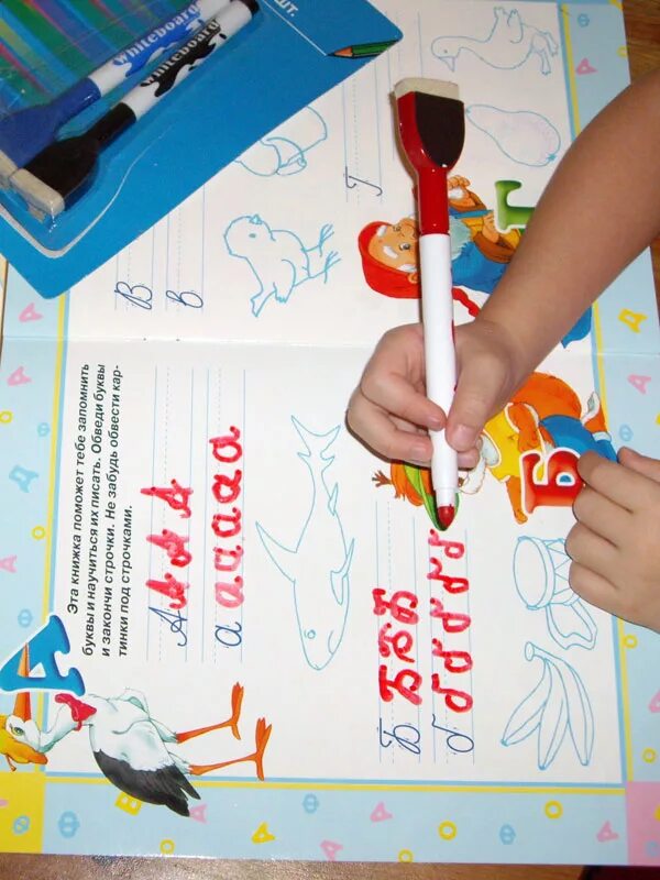 спиртовые маркеры для рисования. канцелярия stabilo boss. рисунок : маркер на столе письменные принадлежности highlighter in english. фломастеры для тетради. текстовыделители для конспектов.