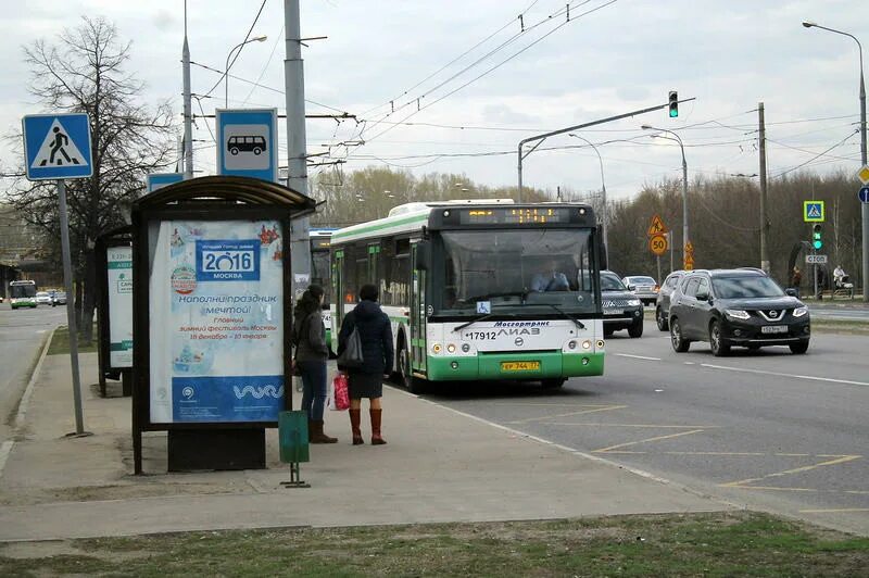 Троллейбусная остановка. Автобус Бирюлево. Автобусная остановка с троллейбуса. Остановка Троллейбусная Москва. Остановка тамань