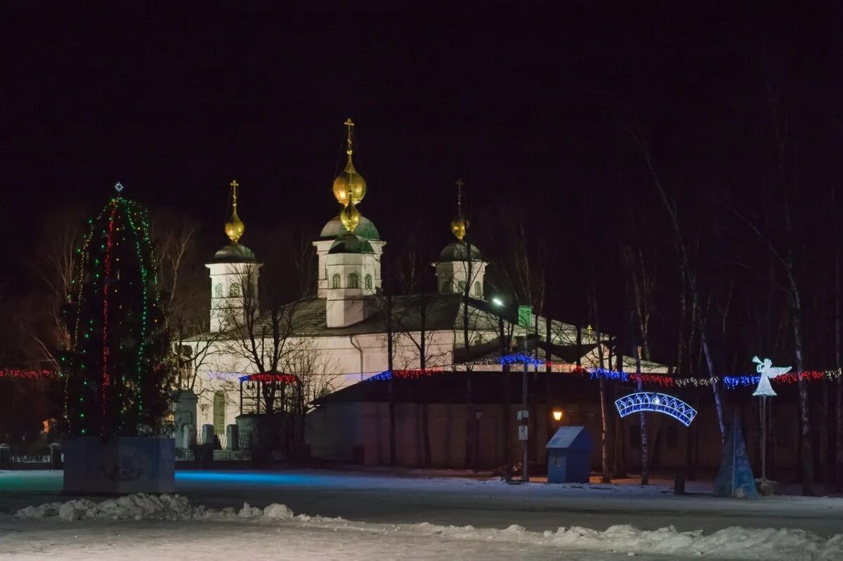 Площадь у дкм череповец. Новогодняя елка в череповце на площади. Дкм череповец зима. Новогодний череповец. Новогодний череповец.