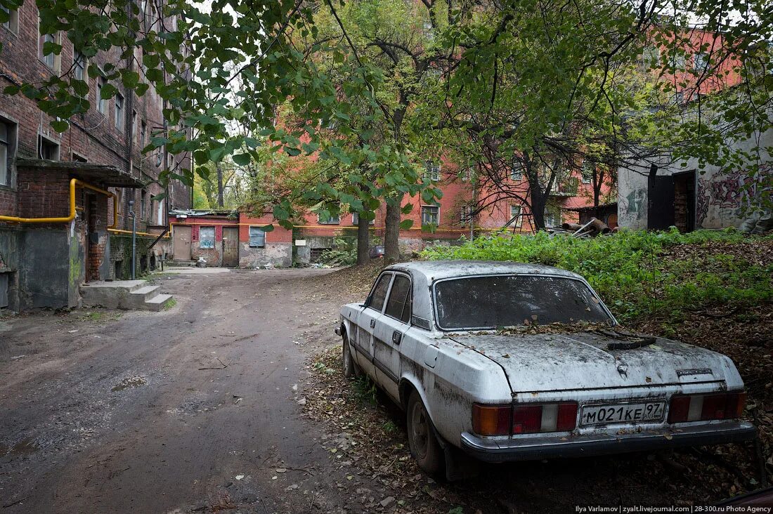 Брошенный автомобиль в городе. Москвич 412 заброшенный. Заброшенная машина во дворе. Bmw e34 ржавая. Старая машина во дворе.