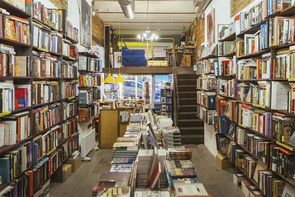 Все свободны санкт петербург. Питерские книжные магазины. Книжный магазин все свободны. Книжный магазин санкт-петербург. Все свободны санкт петербург.