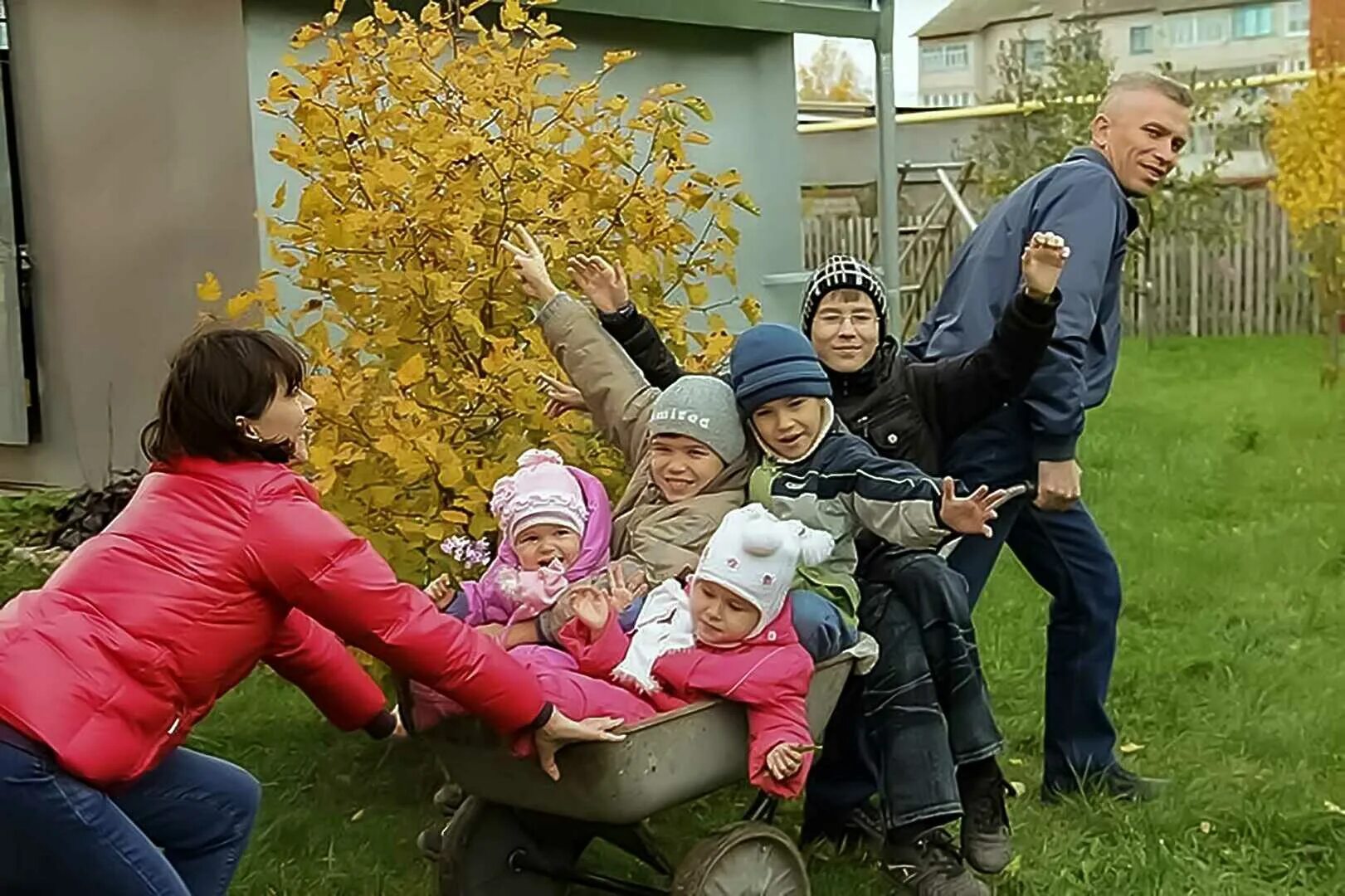 Многодетная семья. Многодетная семья в России. Фотосессия многодетной семьи. Многодетная Российская семья.