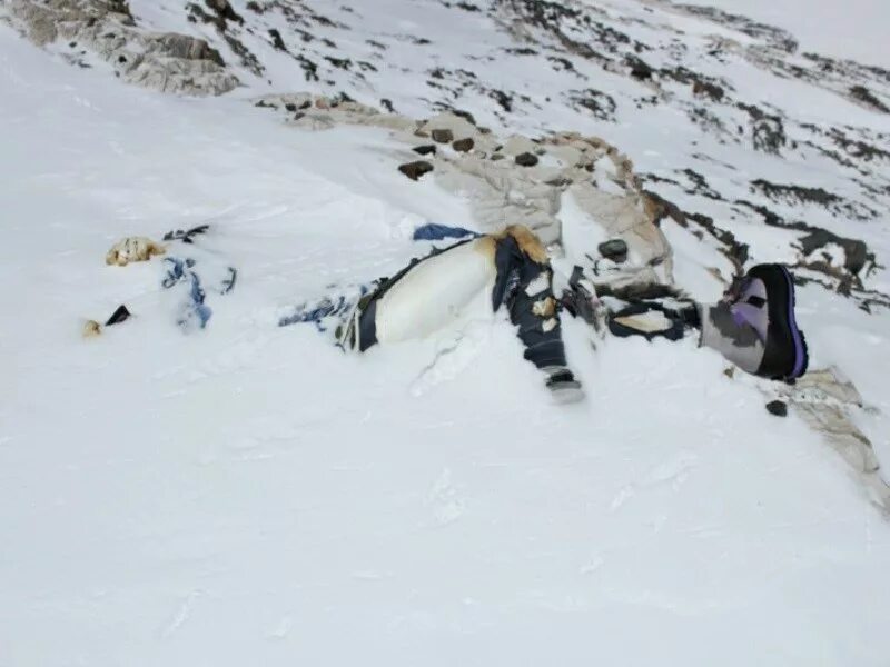 Эверест кладбище альпинистов. Эверест Цеванг Палджор. Джомолунгма замерзшие альпинисты.