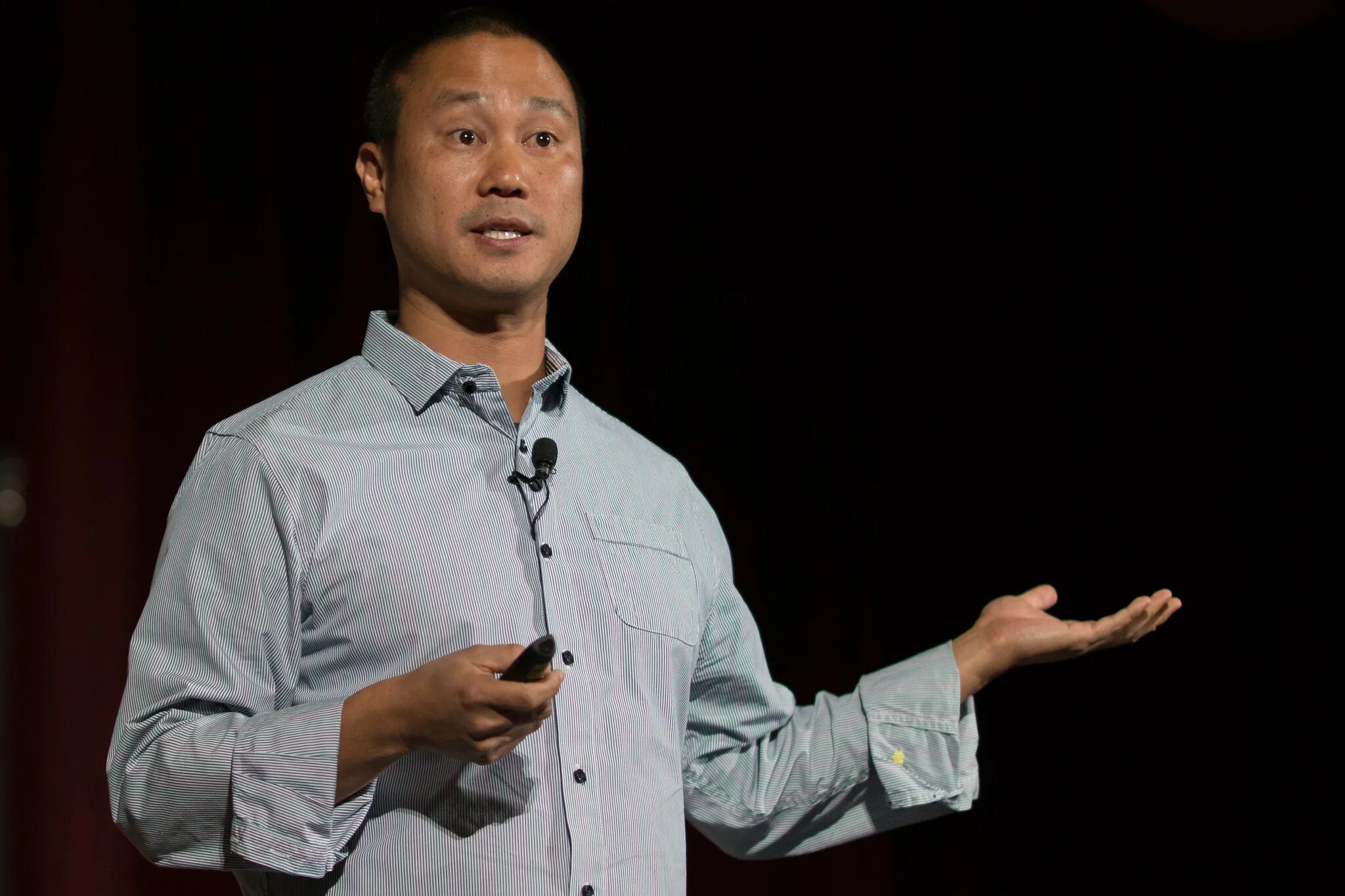 Ceo что это. Tony Hsieh. CEO speaking. Joe Hsieh the present. Tony Hsieh workplace.