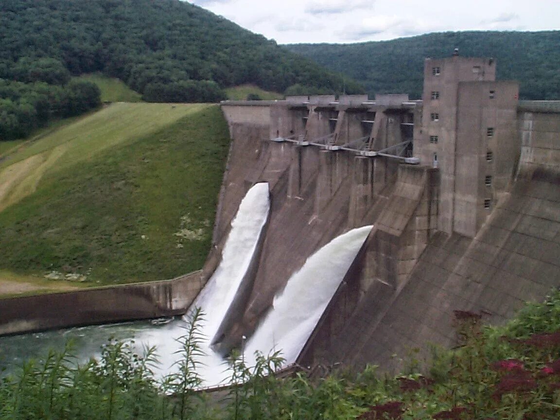 Люди перегородили реку. Плотины в Пенсильвании. Водохранилище Франции. Дамба Kinzua dam на реке Allegheny. Перегородили реку плотиной.