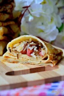 Блинчики с колбасой и сыром на сковороде