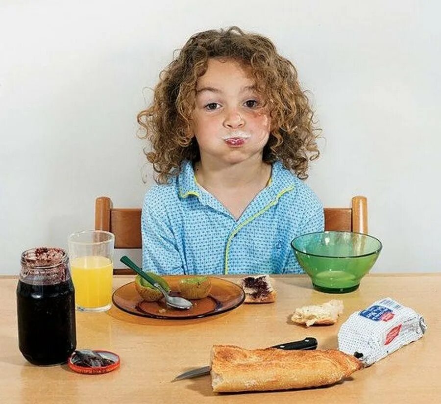 Чем завтракать перед школой. Дети за столом. Завтрак для детей. Девочка кушает. Ребенок завтракает.