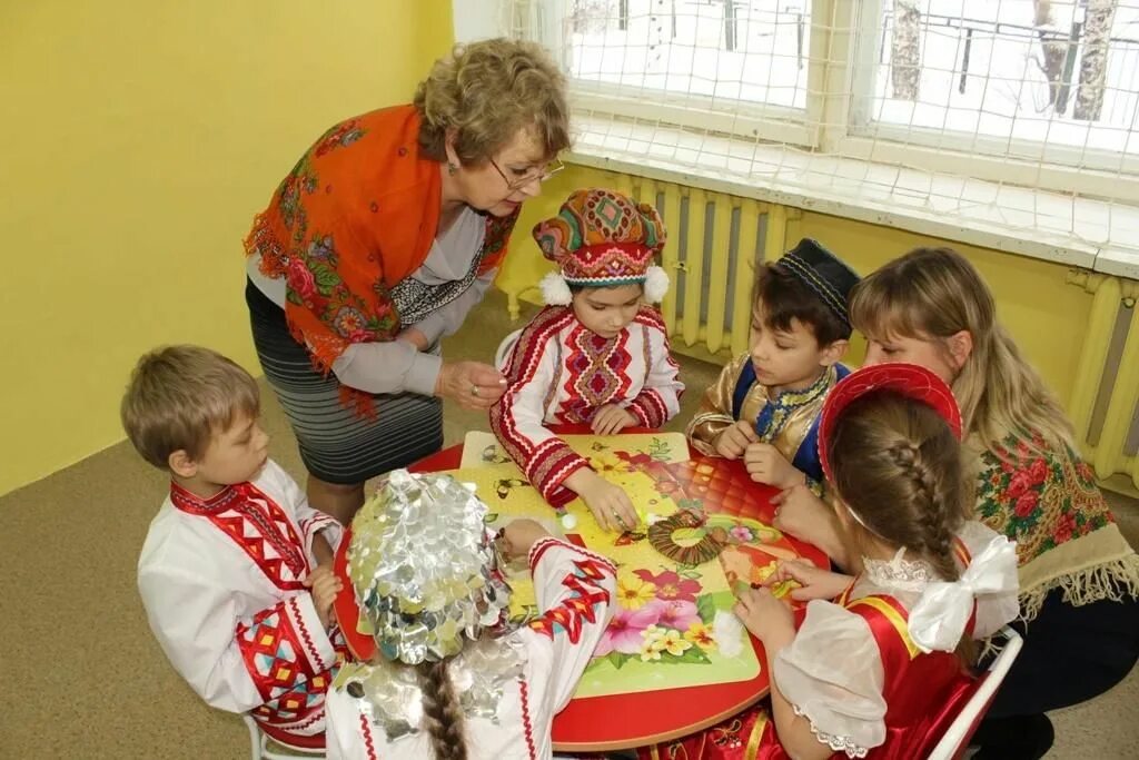 Воспитательница в детском саду. Семинар с родителями в детском саду. Ознакомление с окружающим миром в доу. Творческие занятия для детей. Мероприятие провели воспитатели.