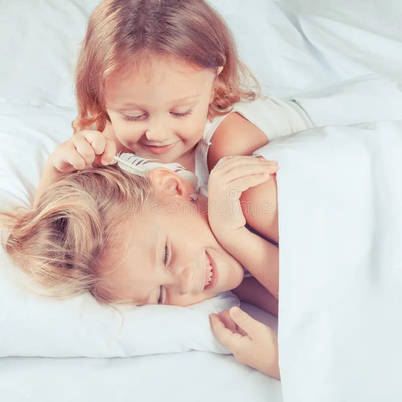 Брат заставляет сестренку. С сестрой в кровати. Брат и сестра лежат в постели. Брат и сестра спят вместе.