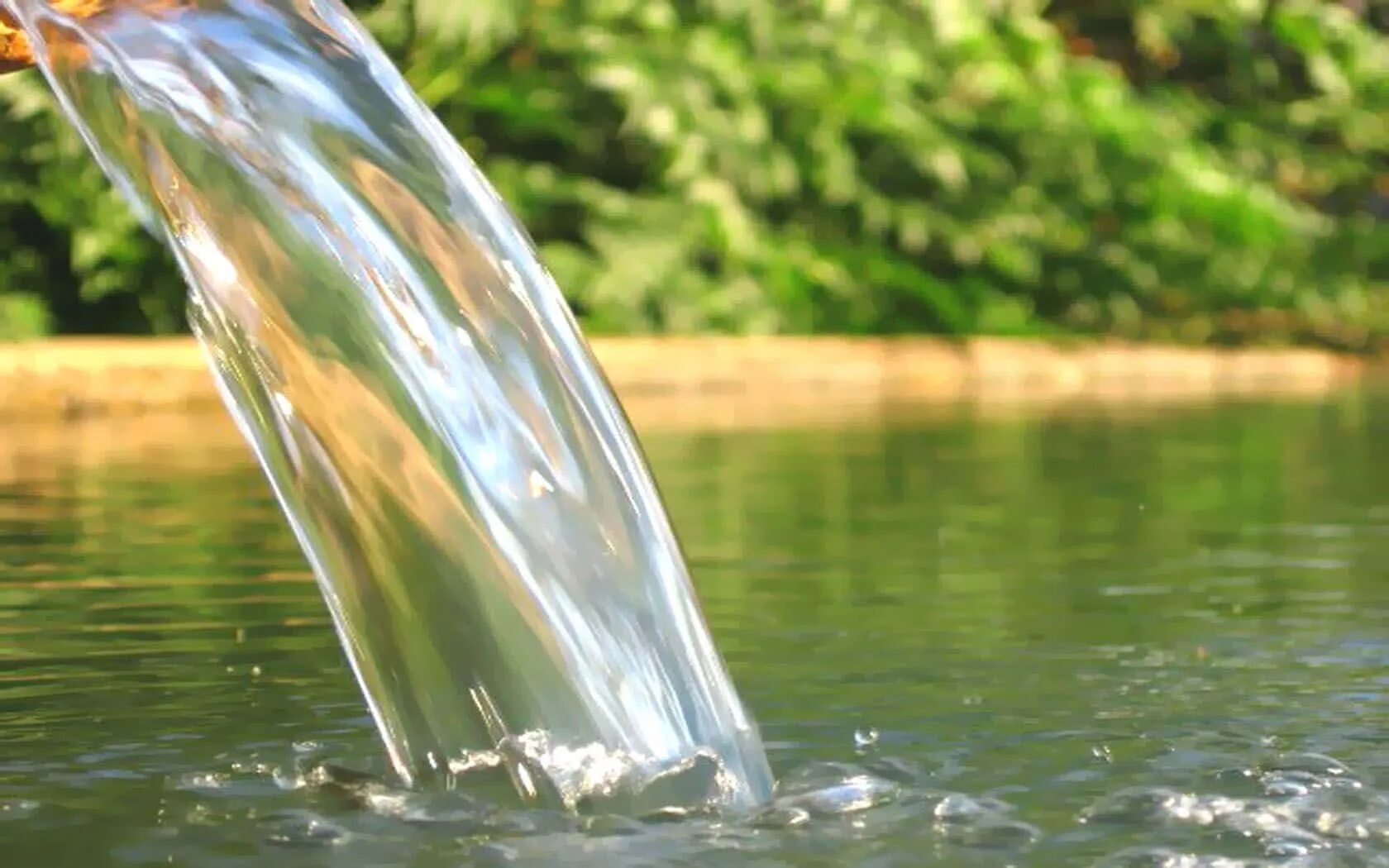 Вода льется. Струя воды. Чистая вода. Источник воды.