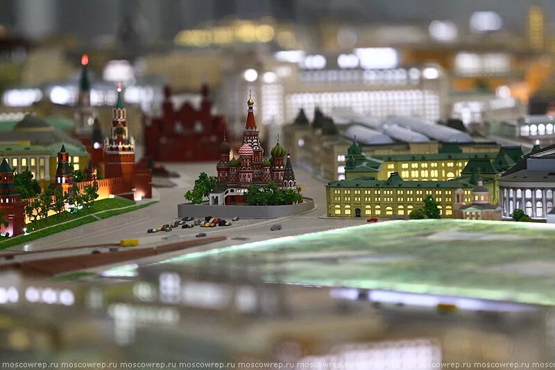 Мини город с подсветкой москва. Музей макет москвы. Выставка макетов в москве. Выставка макетов в москве. Москва вднх павильон макет москвы.