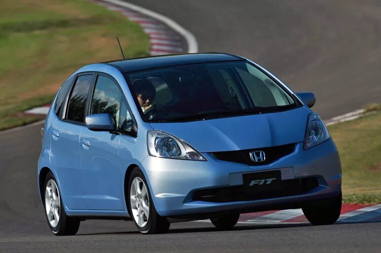 Хонда фит 1 поколение. Honda Fit 2007. Хонда фит 3 поколения. Хонда фит ge7.