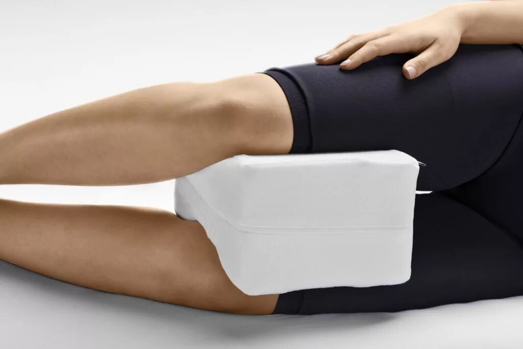 Бинты после эндопротезирования. Ортопедический валик для ног. Ортопедическая подушка под колени. Ортопедическая подушка для тазобедренного сустава. Послеоперационная подушка для ног.