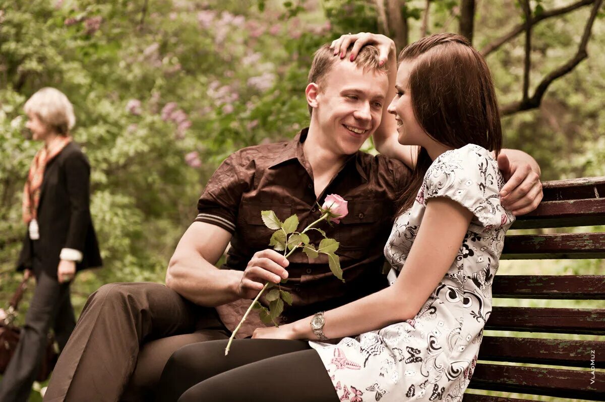 парень и взрослая женщина. влюбленные в возрасте. парень и взрослая женщина. женщина с молодым человеком. отношения мужчины и женщины.