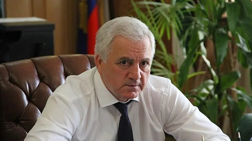 Магомеда асхабова. Асхабов магомед асхабович. А. Магомед асхабов втб капитал. Депутат парламента чеченской республики эльсаев.