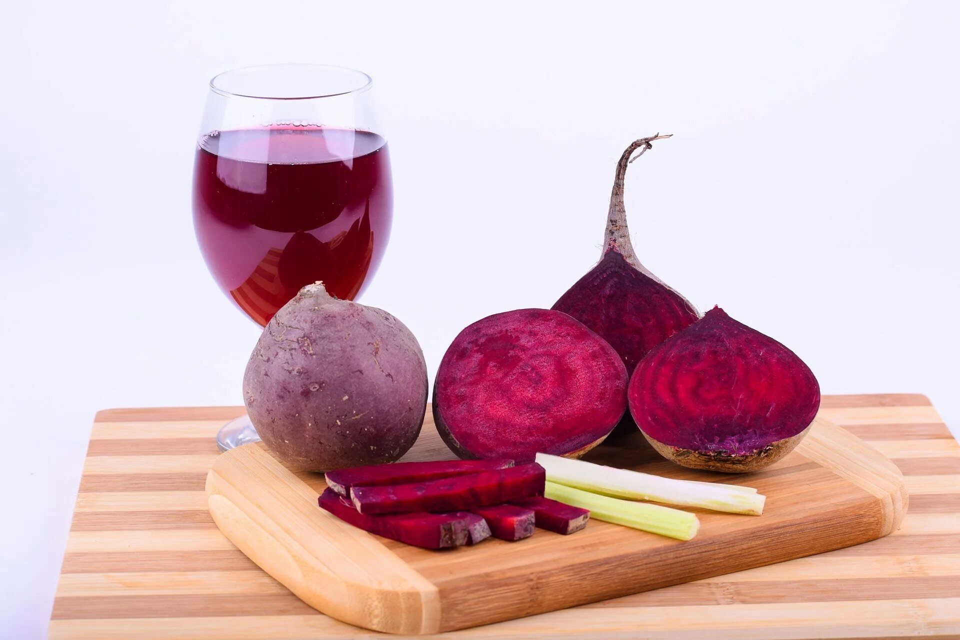 Свекла свекольный сок. Свекла beetroot. Свекольный сок. Краситель из свеклы.