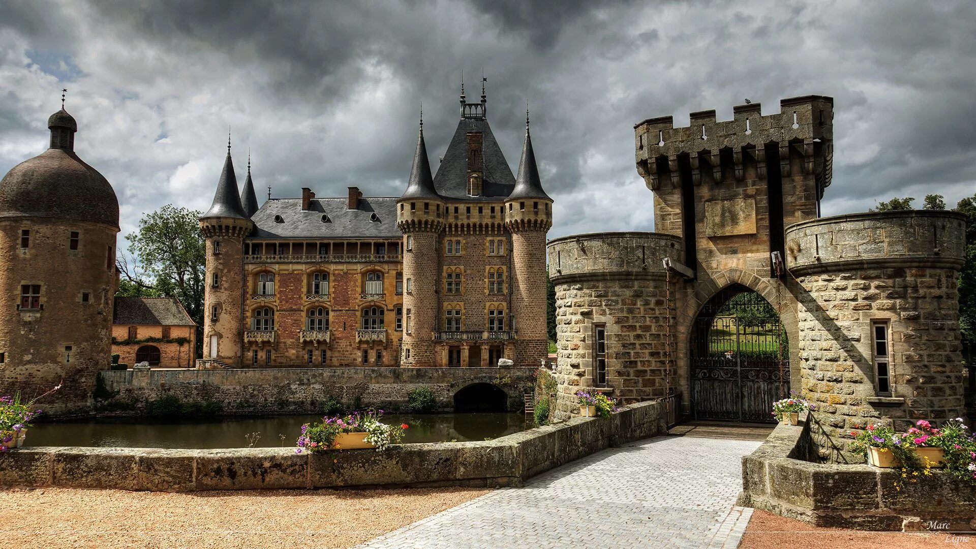 Обои на стол замки. Замок Жолни Франция. Замок ла Клейет Франция. Замок Вильгонжи Франция. Замок Мартинваст Франция.