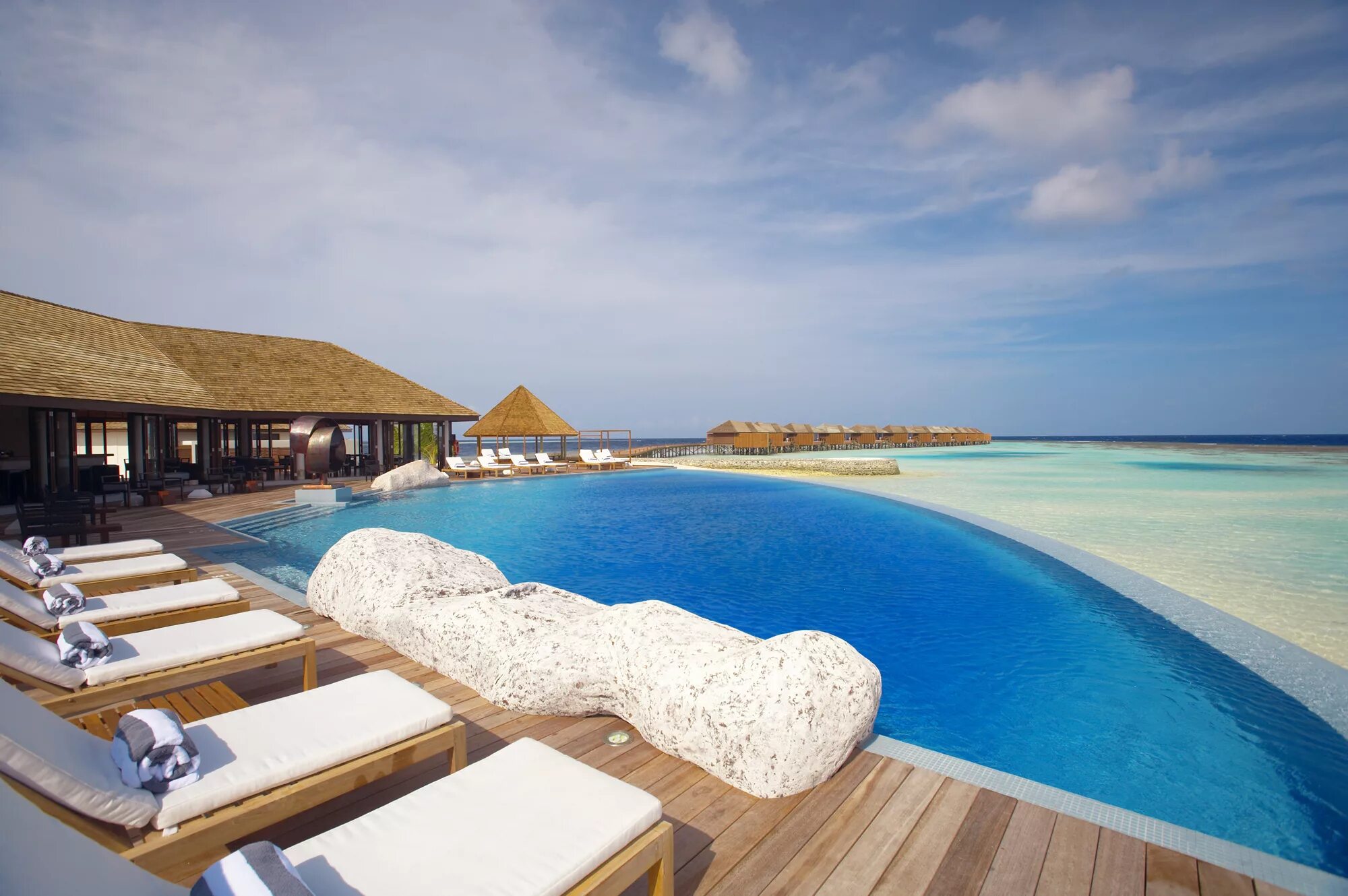 Мальдивы в мае отзывы. Lily Beach Resort Spa Мальдивы. Мальдивы Мальдивы Lily Beach Resort & Spa 5*.