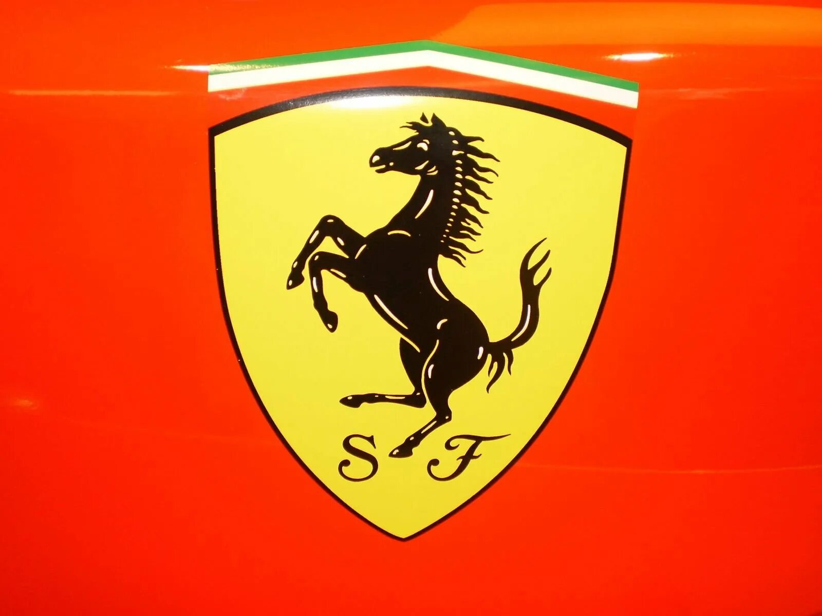 Конь какая машина. Скудерия Феррари (итал. Scuderia Ferrari) —. Марка автомобиля с лошадью. Машина с эмблемой лошади. Логотип с лошадью автомобиль.