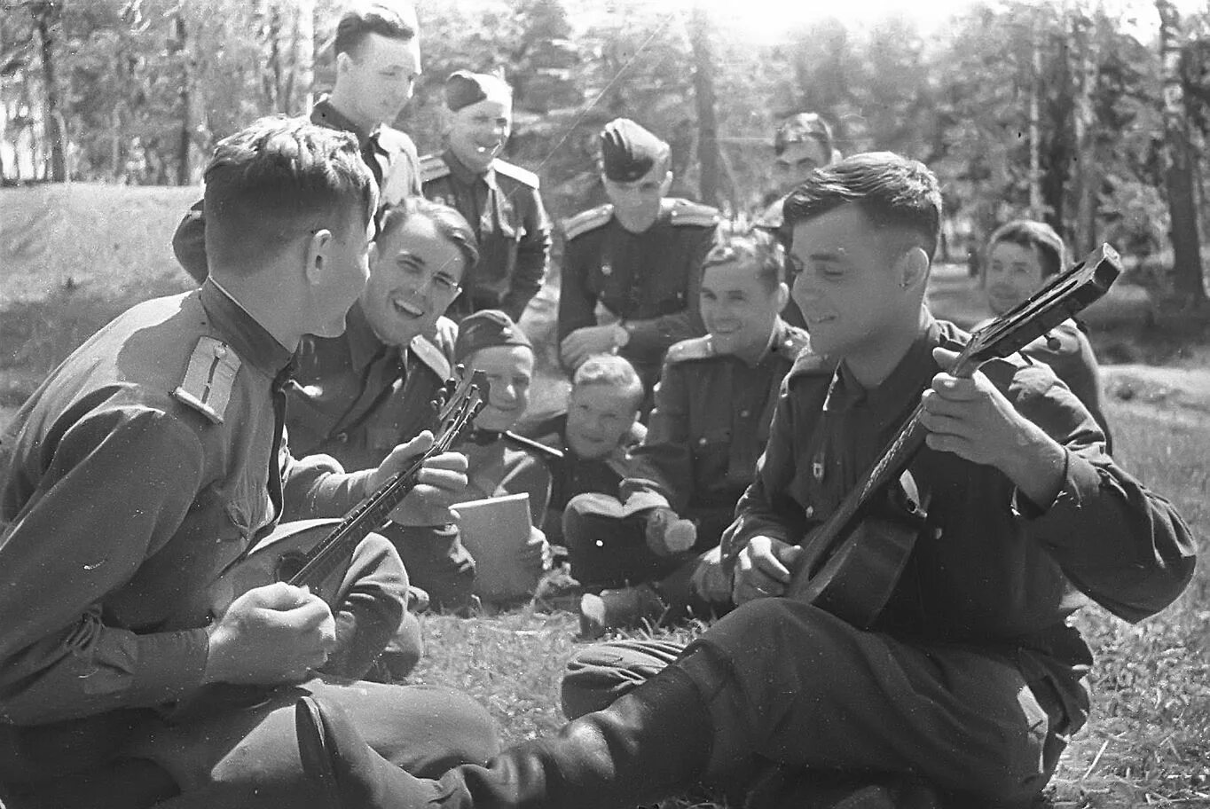 Военный друг. Солдаты на войне 1941-1945. Военные фотографии. Солдаты ВОВ. Советские солдаты отдыхают.