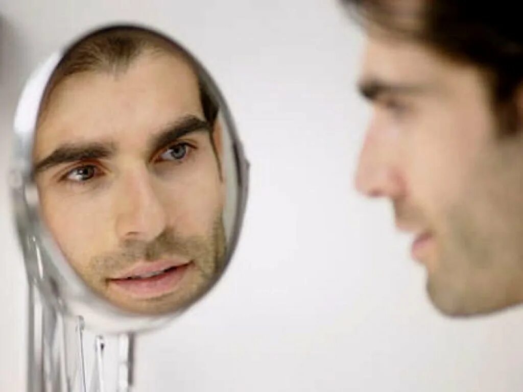 Отражались какое лицо. Человек смотрится в зеркало. Отражение мужчины в зеркале. Мужчина смотрится в зеркало. Мужское отражение в зеркале.