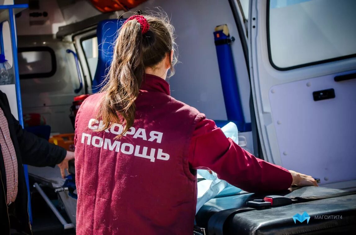 Почему скорой помощи не повысили соцвыплаты. Фельдшер. врач скорой помощи. девушки скорой помощи. фельдшер скорой медицинской помощи.