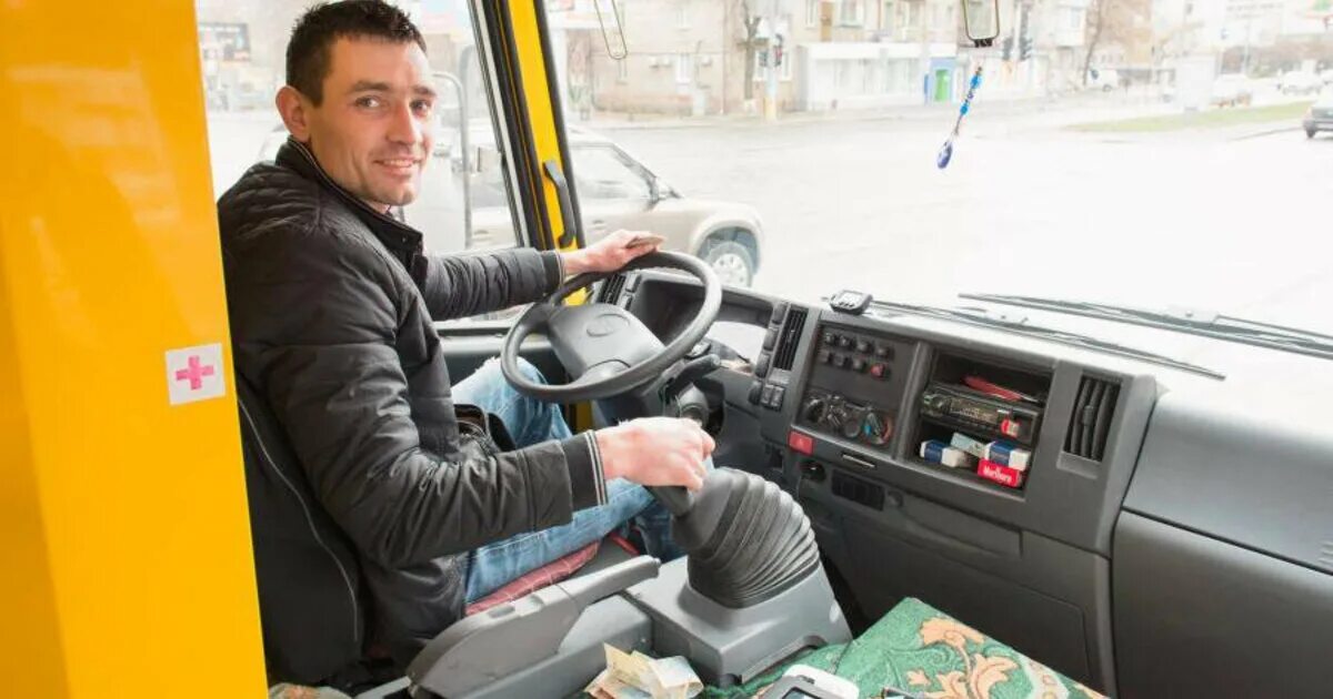 Водитель автобуса. Водила автобуса. Работа на авито автобусы. Работу водителя автобуса авито. Работу водителя автобуса авито.