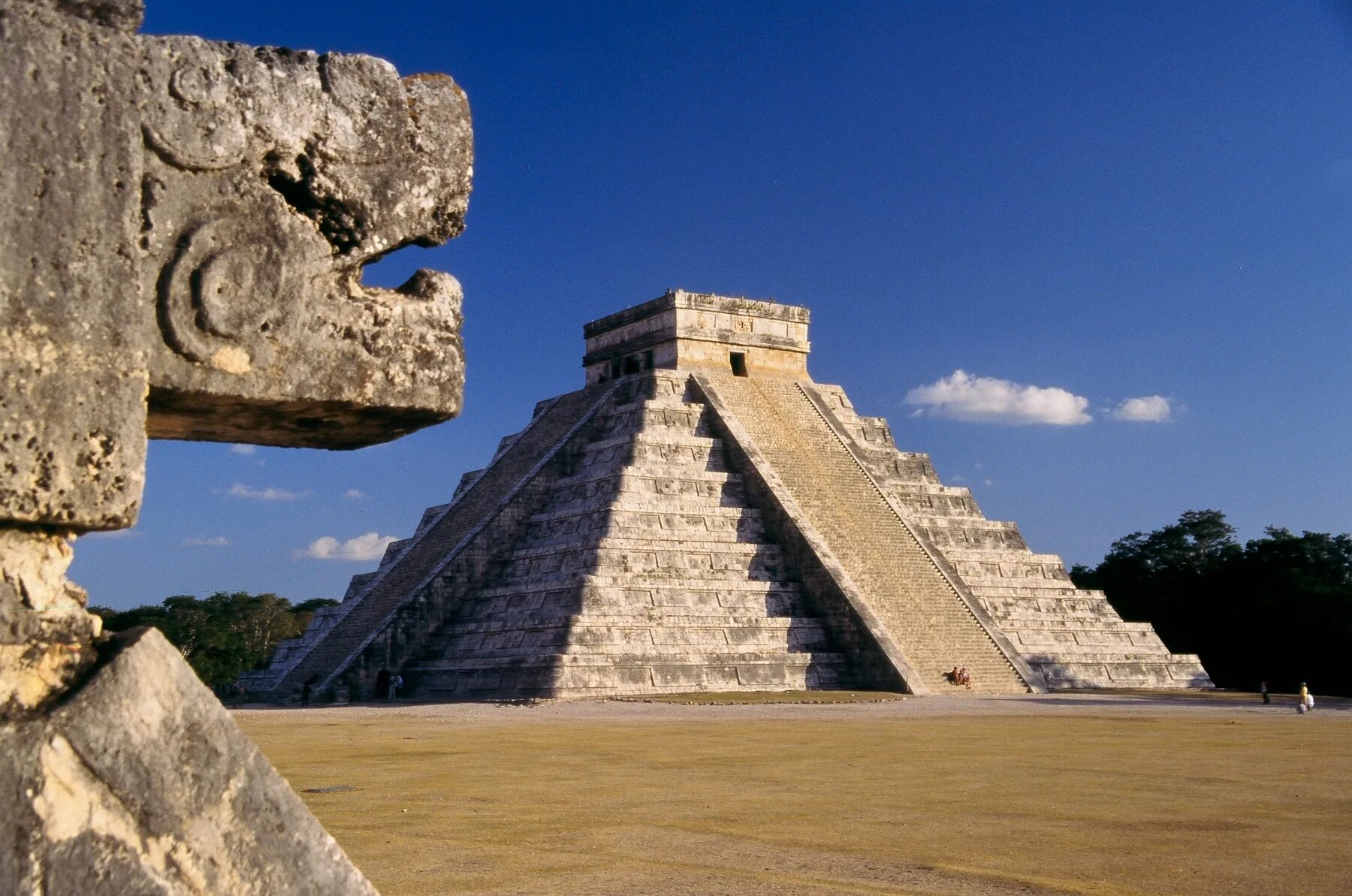 Что такое всемирное культурное наследие. Пирамиды Чичен-ица в Мексике. Пирамида Майя Чичен-ица. Пирамида Кукулькана Мексика. Чичен-ица пирамида Кукулькана.