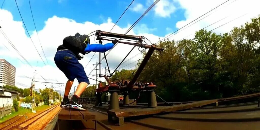 Вагончик старинный. Крыша поезда. Парень лежит на крыше. Поездка на крыше поезда. Скамья на крыше вагона.