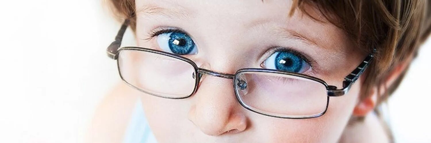 Нарушение зрения в 3. Дети с нарушением зрения. Дети с плохим зрением. Миопия у детей. Нарушение зрения фон.
