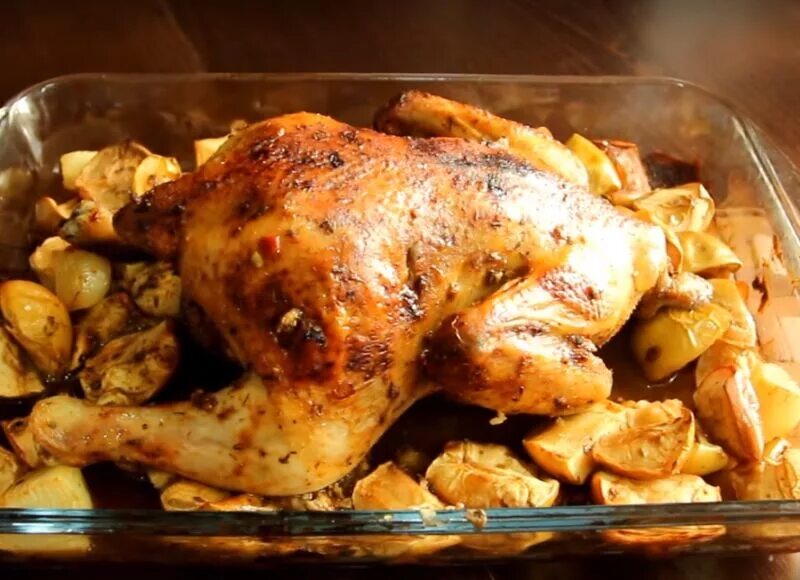 Курица в духовке самый простой рецепт. Курица в духовке. Курица на Протвине. Курица запеченная в духовке. Курица зажаренная в духовке.