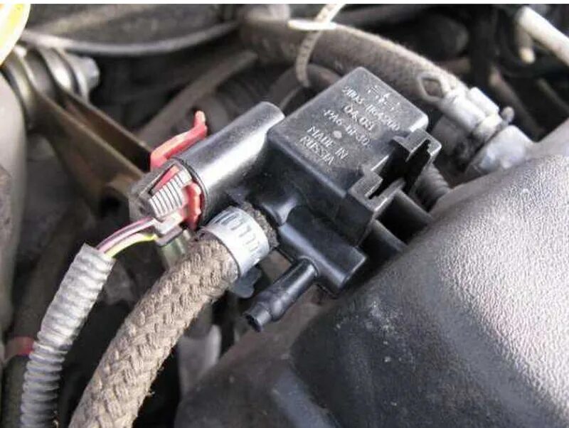 Клапан атсорбер приора 16 клапанов. Клапан продувки адсорбера ваз 2114. 1,6. Клапан продувки адсорбера калина 2. Где стоит датчик абсорбера.