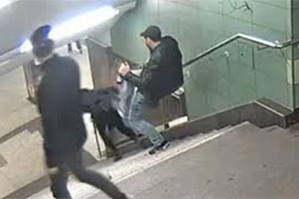 Нападение на девушку в метро. Столкнула девушку с лестнице.