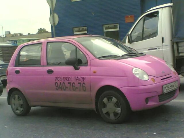 Розовое такси. Женское такси. Женское розовое такси. Розовая машина такси.