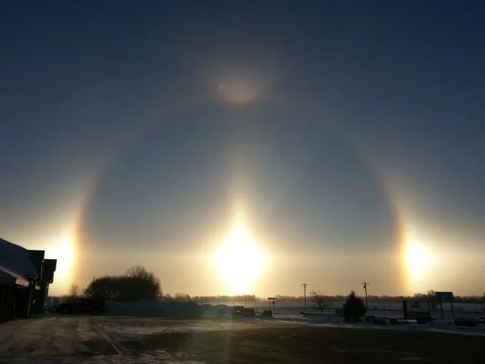 Гало фото природное Beautiful bright halo in Perm, Russia. That is an optical phenomena produced by